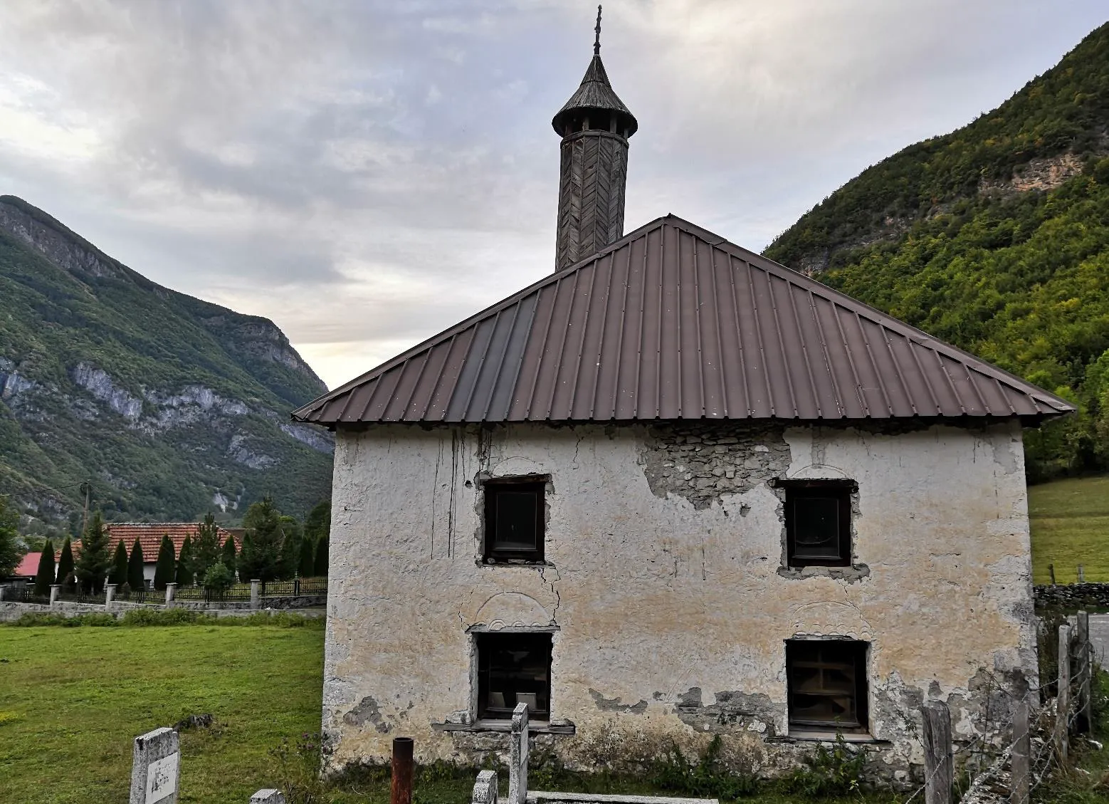 Džamija u Donjem Vusanju Gusinje